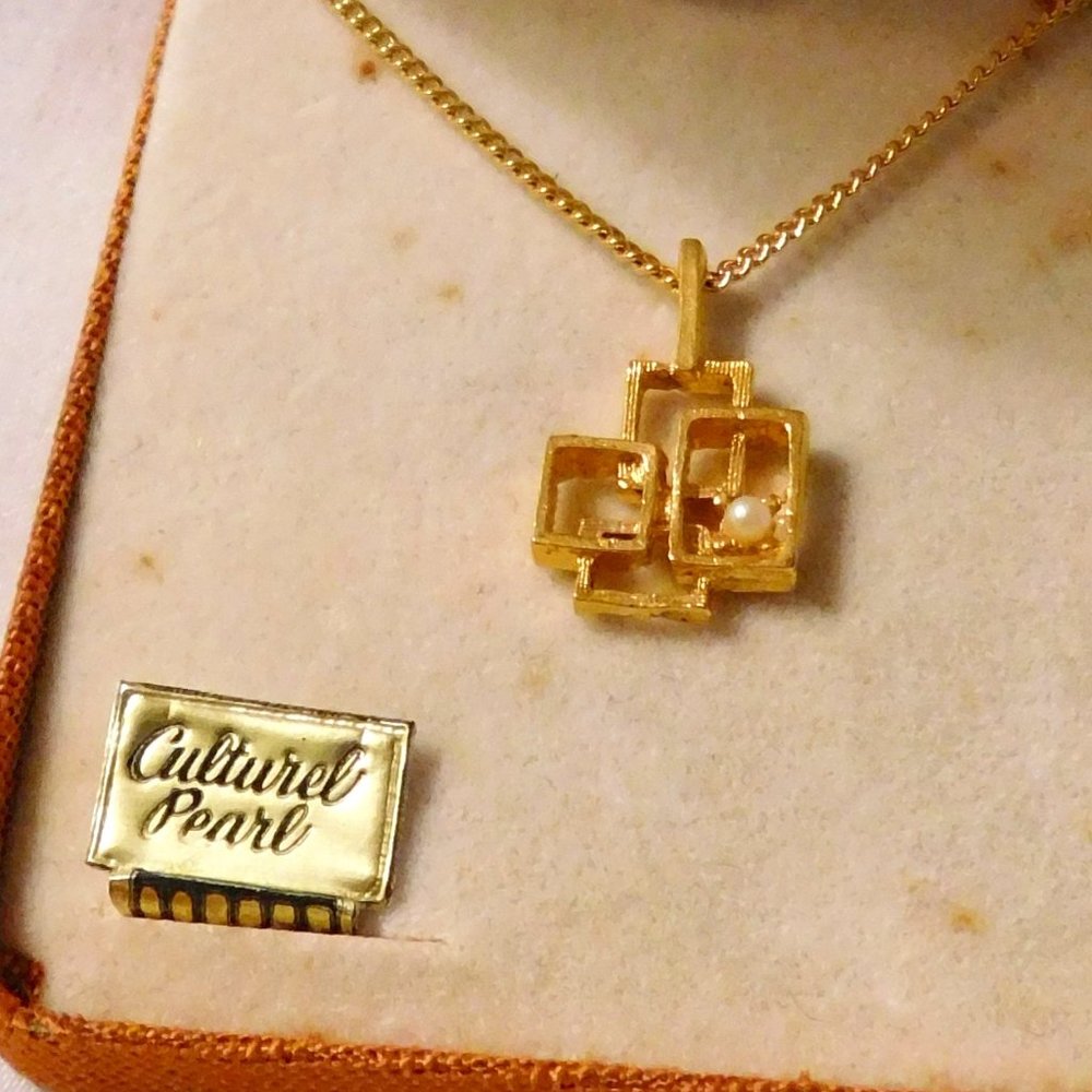 Vintage Cultured Pearl Pendant Necklace